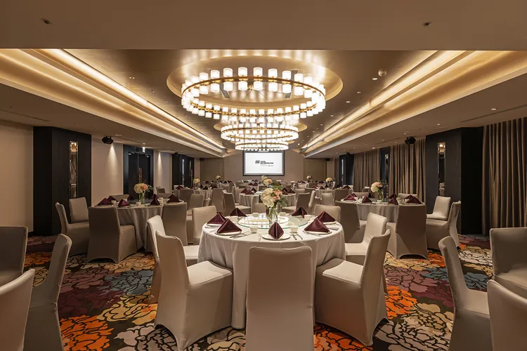 JR東日本大飯店台北的宴會廳尾牙春酒專案，主打高雅的中式桌菜，每桌價格1萬8800元起+10%。業者提供