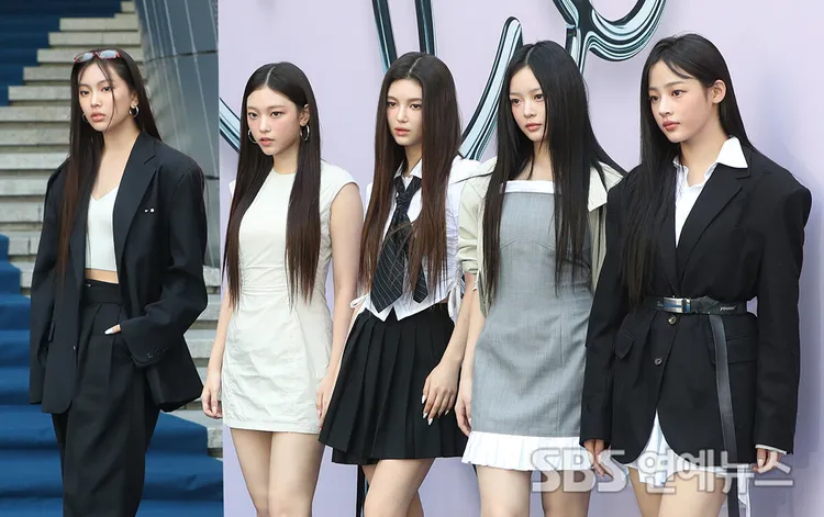 NewJeans在老闆閔熙珍遭開除後，今首度露臉，踏上首爾時裝周紅毯。翻攝SBS娛樂新聞
