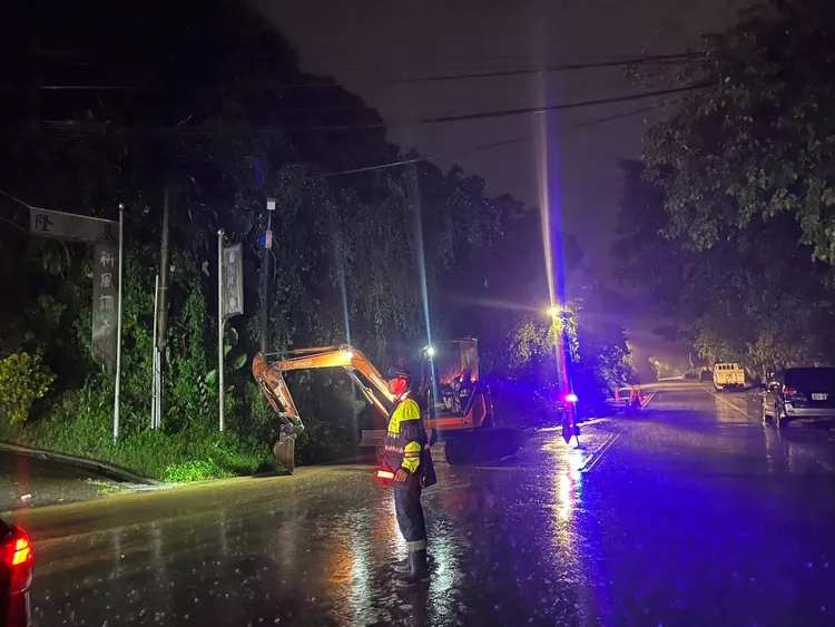 警方獲報後，立刻派員趕抵七堵區實踐路253巷管制。翻攝照片