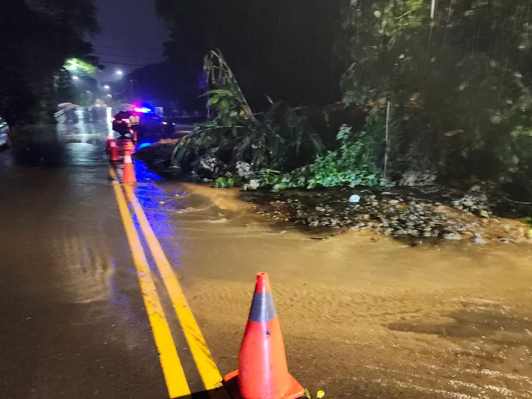 七堵區實踐路253巷因大雨傳出土石坍塌。翻攝照片