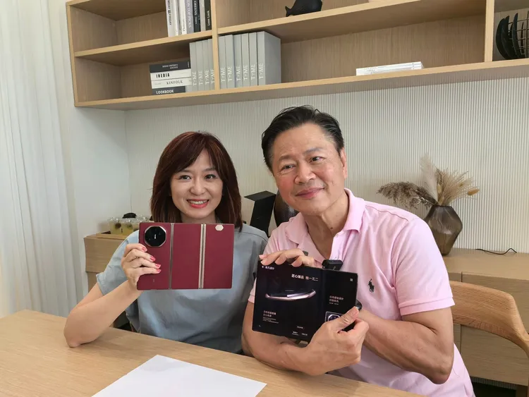 主播周玉琴與老公賴岳謙搶先體驗華為三摺疊機，並分享體驗後使用感。翻攝自周玉琴臉書