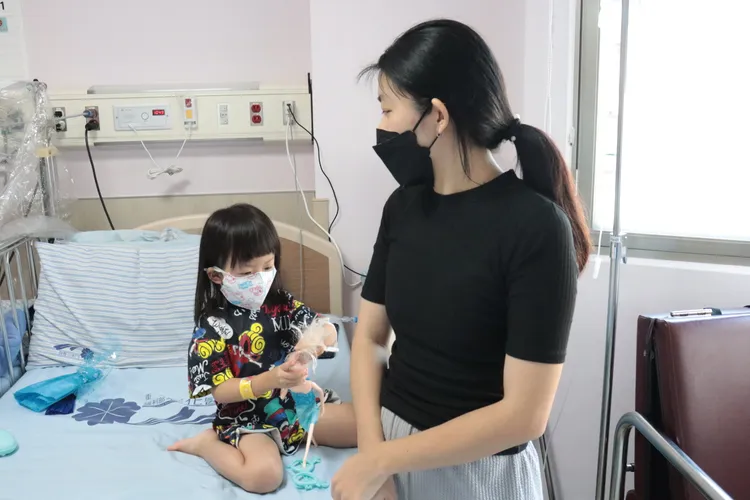 吳小妹為「完全性內臟異位」，媽媽說，只希望女兒平安健康。彰化醫院提供