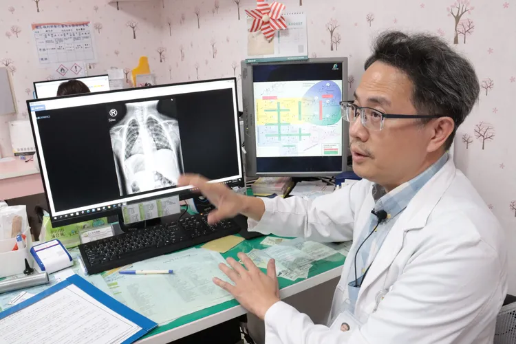 小兒科主任馬瑞杉說，像吳小妹這種內臟全部左右相反，呈鏡像樣態，機率小於萬分之一。彰化醫院提供