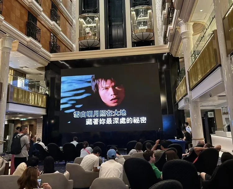 卡拉OK有時也會移至大廳舉辦，國語台語歌都非常多。（photo from FB社團/NCL挪威奮進號 郵輪 討論區）
