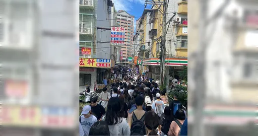年轻男女中午时间「涌进淡水巷弄排队」 夸张画面让外地人看傻眼