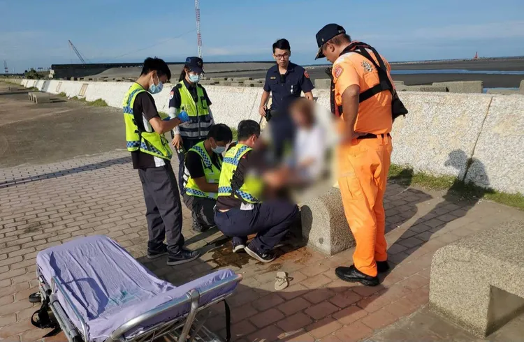 海巡及消防人員不斷安撫該名女子情緒。民眾提供