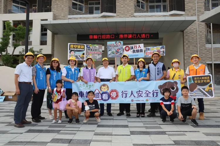 楊文科率員宣導交通安全。新竹縣府提供