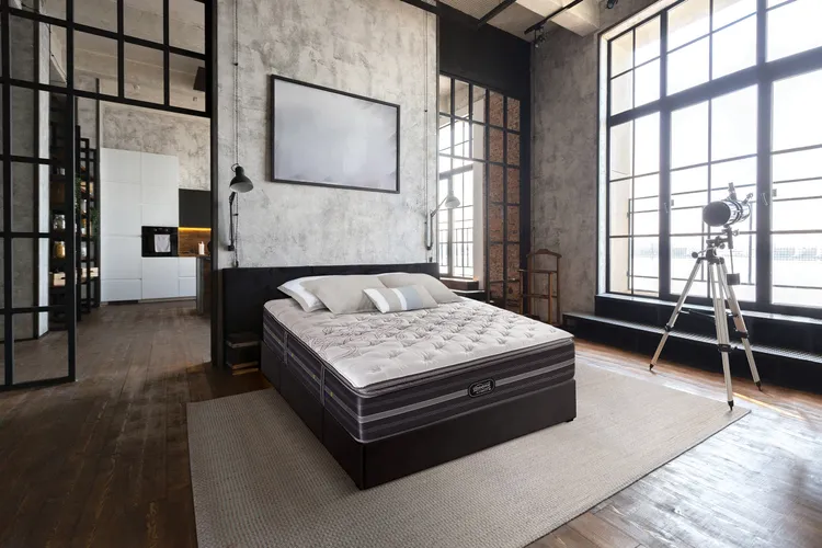 微風廣場獨家限定 SIMMONS Beautyrest Black Ultimate Crown 皇冠;原價660,000元，優惠價528,000元(182X212 cm/ 整組)。