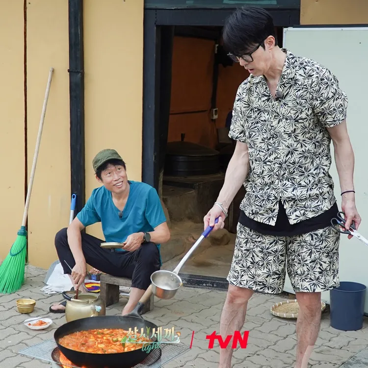 柳海真（左）偷偷在辣醬湯中加進泡菜，車勝元發現後面色凝重。翻攝tvN