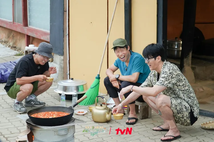 羅PD（左起）事前提醒柳海真會被車勝元罵，後來靠馬格利米酒緩和氣氛。翻攝tvN