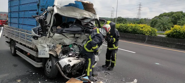 小貨車車頭受損十分嚴重。民眾提供