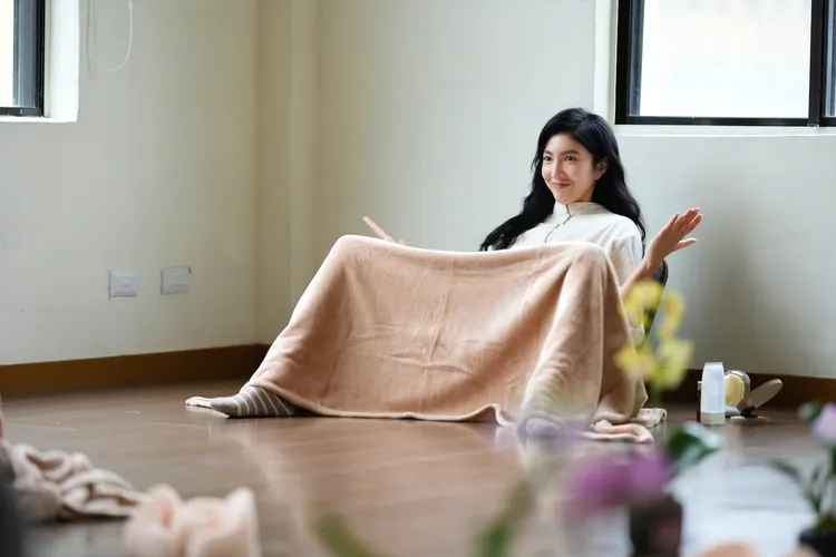 楊謹華大方約Ella陳嘉樺一起體驗自慰的美好。壹壹影業提供