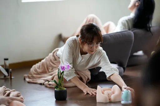 Ella開腿自慰玩按摩棒 老公目睹全程怒問:算外遇嗎?