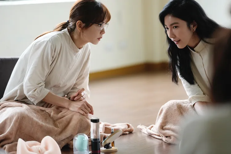 楊謹華約Ella陳嘉樺上自慰課，戲裡女性對性的探討引起粉領族不少共鳴。壹壹影業提供