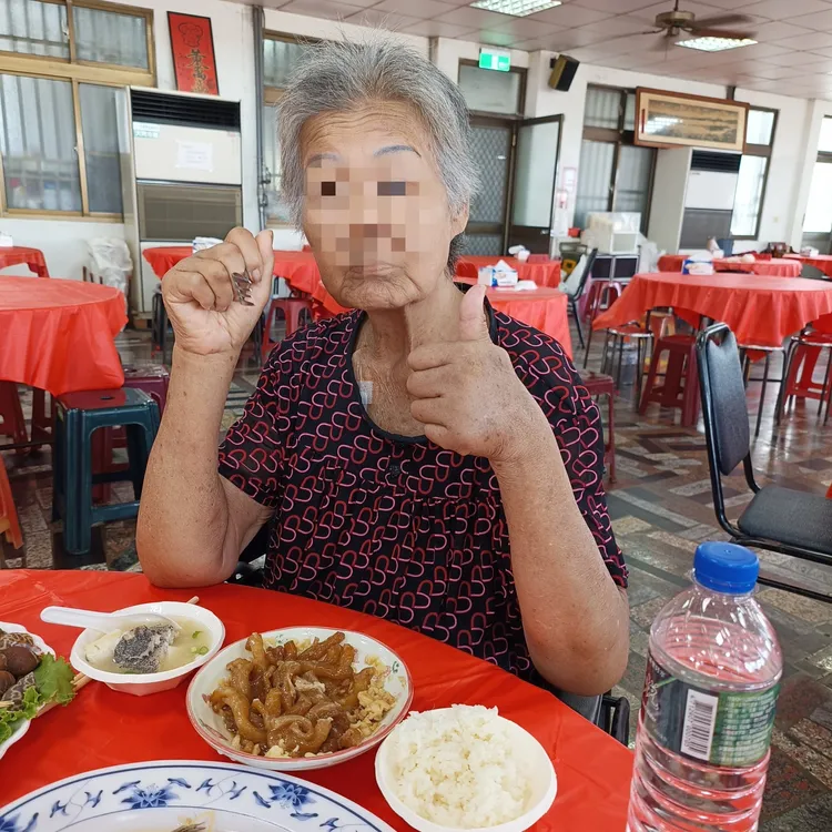今年母親節時，小譚還帶媽媽外出吃飯，當時氣色還相當不錯。讀者提供