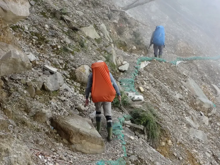 護管員執行深山特遣。南投分署提供