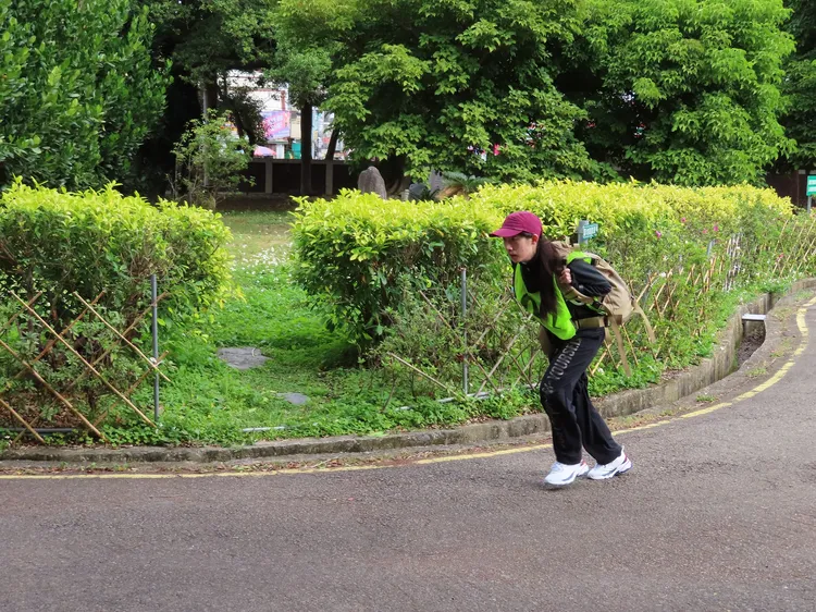 女性應考人須負重20公斤，於13分30秒內走完或跑完1,500公尺。台中分署提供