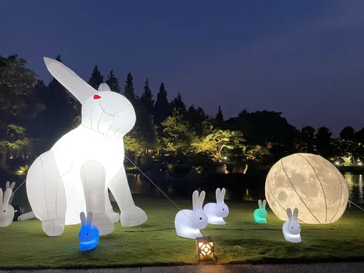 巨大玉兔與月亮現蹤，成美文化園中秋花燈夜遊，民眾化身嫦娥唯美登場