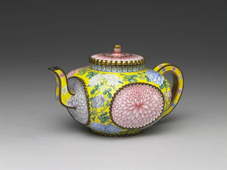 銅胎畫琺瑯菊花紋方壺_清，康熙皇帝 (1662–1722 年)_國立故宮博物院。