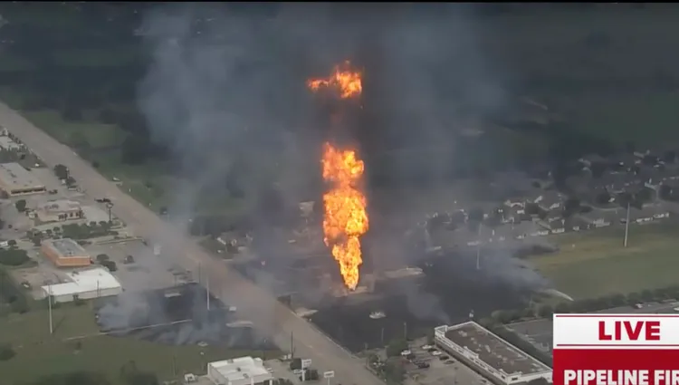 火勢一度直達10樓高。翻攝自KHOU 11