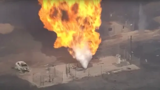 休士頓駕駛竟直撞天然氣管線　火勢爆發10樓高！