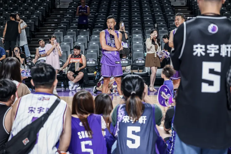 賽後宋宇軒與穿著他球衣的死忠球迷一起同樂。新竹攻城獅提供