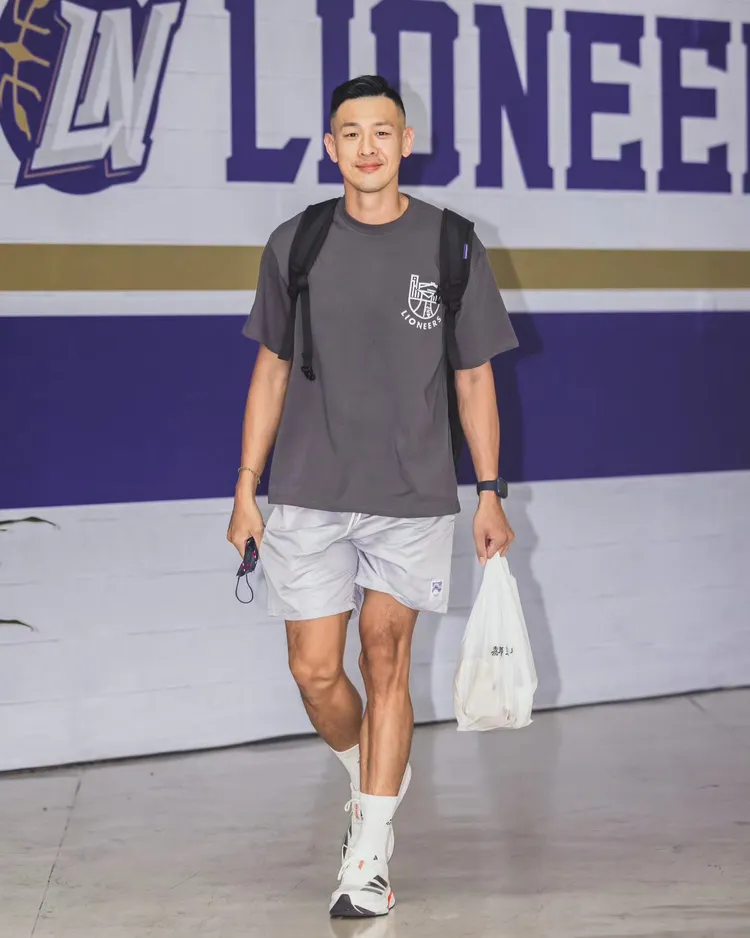 做為球員出賽的最後一天，宋宇軒上班照相當帥氣。新竹攻城獅提供