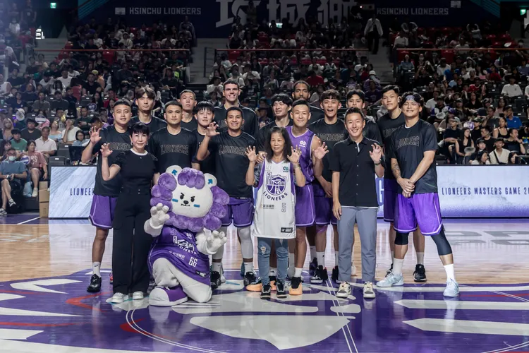 宋宇軒攜手媽媽出席引退賽。新竹攻城獅提供