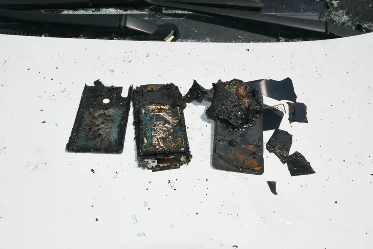 消防局火調科調查後，發現是放在車內的手機因為高溫，內部鋰電池起火造成。民眾提供