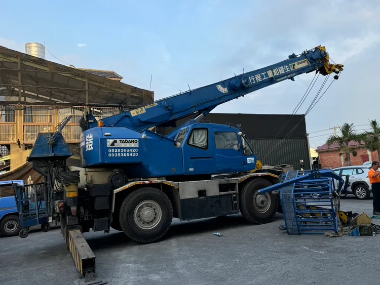 吊車搭載設備超重，一次擠進4名工人，是造成這場3死1傷工安意外的主因。民眾提供