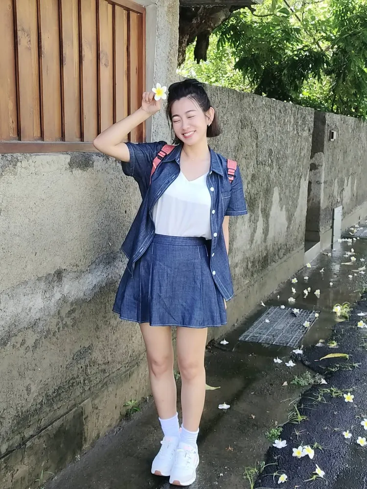 米可白來到321巷看雞蛋花。翻攝畫面