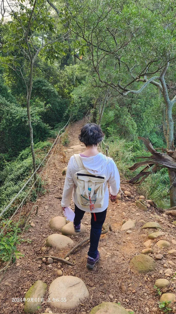 蔡壁如發文駁斥是「京華城幕後藏鏡人」，配上一張獨自登山的背影照。翻攝蔡壁如臉書