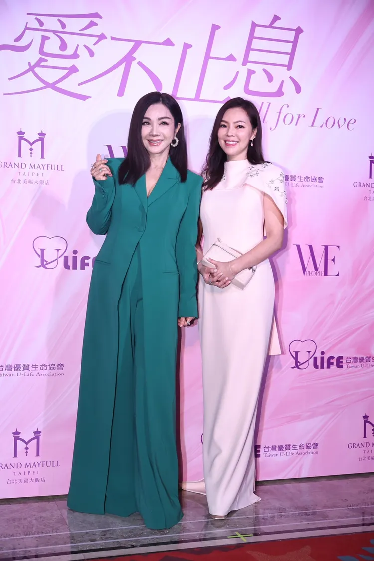 曾馨瑩（右）和台灣優質生命協會理事長陳美鳳一同合影。攝影中心攝