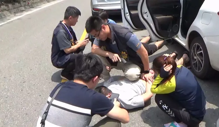 呂姓主嫌與警方上演警匪追逐，開車一路狂飆，最後仍被逮捕。民眾提供