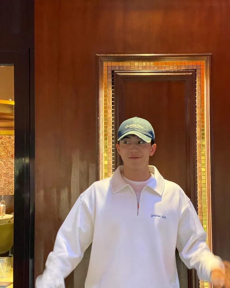 剛退伍的南柱赫馬上開始「營業」。品牌提供