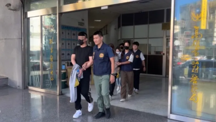 高雄警方破獲洗錢機房，將嫌犯移送法辦。翻攝畫面