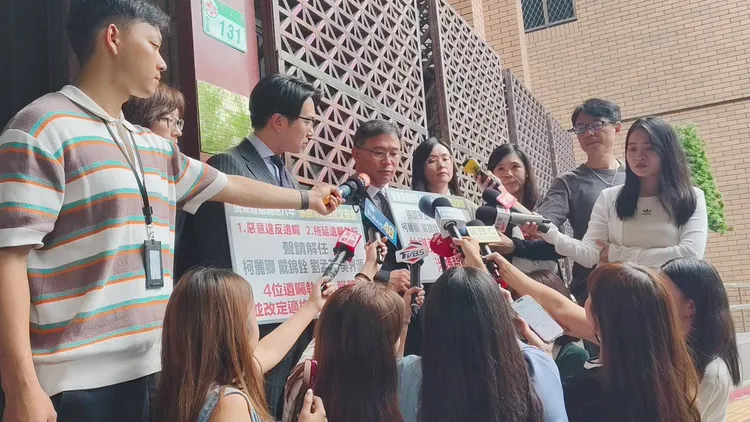 律師林文鵬率律師團到北檢控告張國華及柯麗卿等遺囑執行人背信。張欽攝