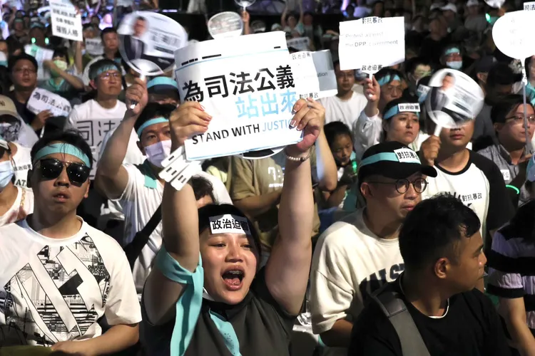 小草們情緒激動，對柯文哲遭羈押禁見表達不滿。記者莊宗達攝