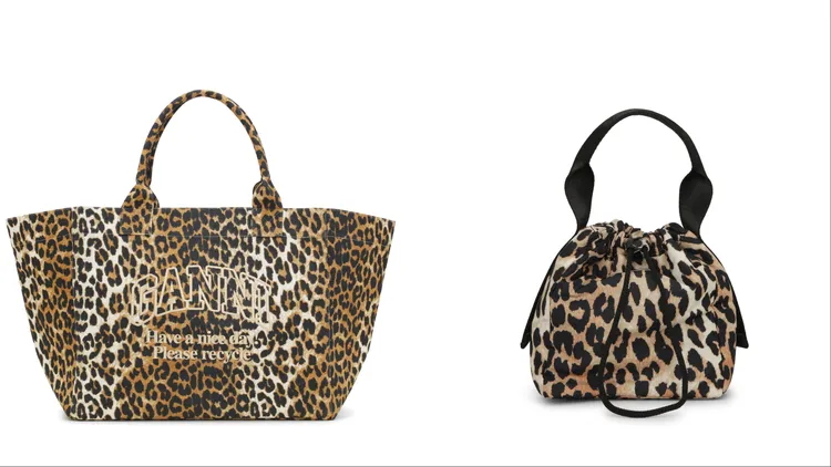GANNI豹紋印花大型手提袋（左）6800元、GANNI豹紋迷你手拿包（右）4800元。品牌提供