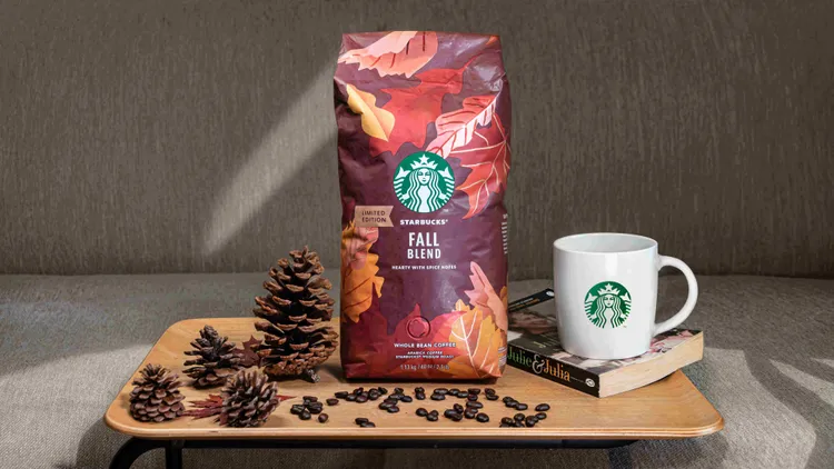 秋意盎然的微涼天氣，就用「星巴克®秋季限定咖啡豆」幫自己沖一杯咖啡。業者提供