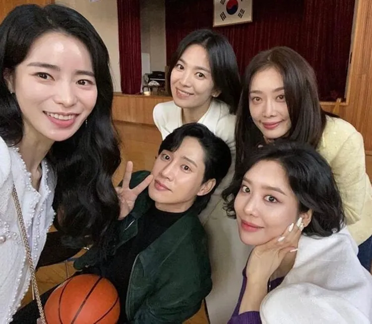 《黑暗榮耀》演員紛紛哀悼，宋慧喬（後排左）送弔唁花籃致意，朴成勳、金赫拉（後排右）將會到靈堂上香，林知衍（前排左）、車珠英（前排右）行程難以確定。翻攝林知衍IG