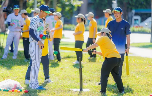 中秋送暖!興富發棒球員赴喜憨兒工坊教揮棒、做禮盒