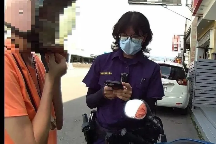 警方及時勸回拿權狀向當鋪貸款的婦人。民眾提供