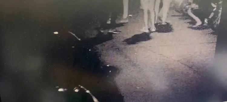 江姓騎士等人先在巷道內集結，完成「口罩遮車牌」後再上路。民眾提供