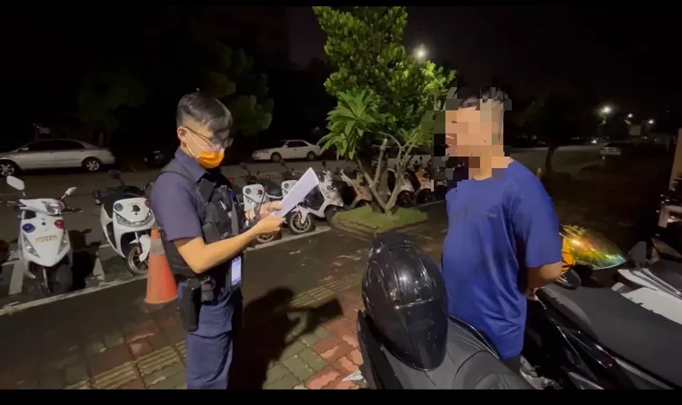 遮車牌、改管炸街的違規騎士到案全變成「小綿羊」，乖乖接受警方調查。民眾提供