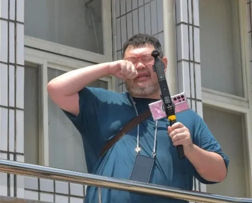 「民眾黨只敢欺侮我弱女子!」四叉貓北檢外爆衝突 哭喊要告小草