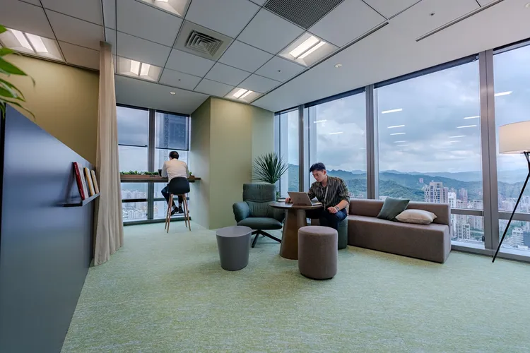 台灣保時捷的辦公室經過全面改造，打造成現代化的開放式工作空間，旨在促進團隊合作並激發創意。業者提供