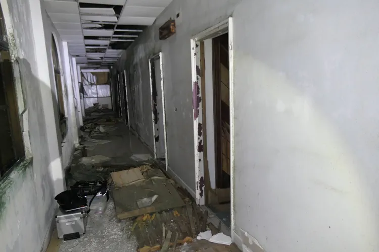 墾丁鵝鑾鼻的聯勤中心廢墟發現兩具乾屍。翻攝畫面