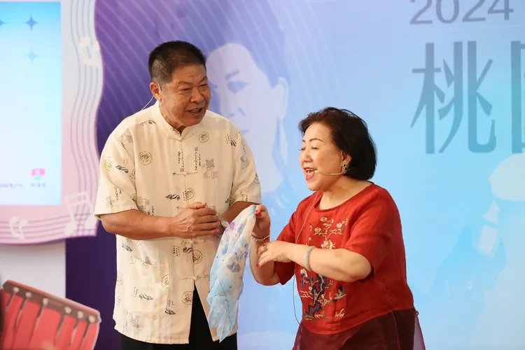 客家傳統歌曲對唱。客家局提供