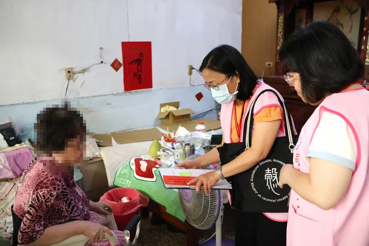 賣羊肉麵的簡婦誤信友人介紹，進貨一匹狗肉遭開罰25萬，又發生車禍，與先生相依為命、處境堪憐。分署提供